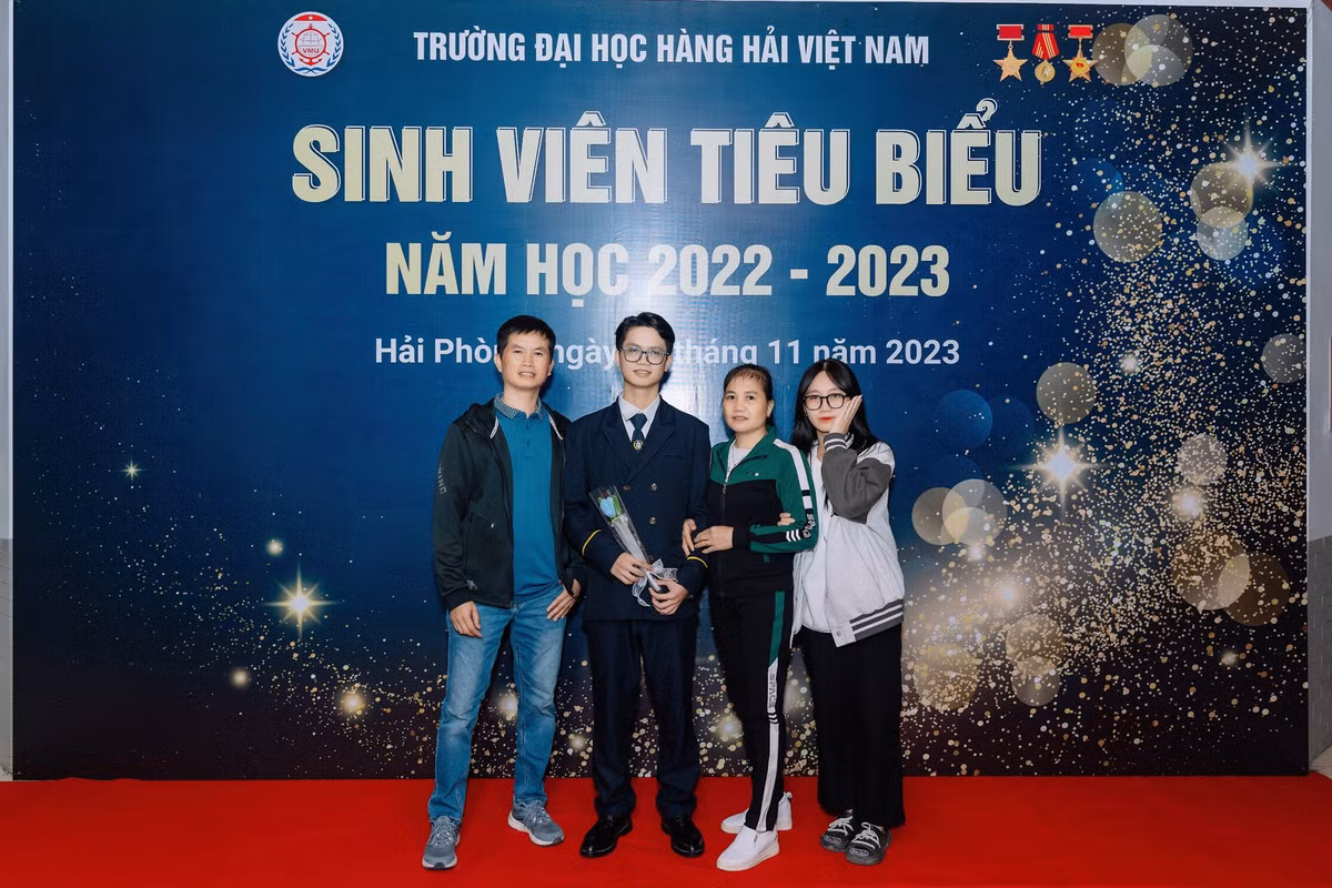Huy và gia đình tại lễ tuyên dương Sinh viên tiêu biểu năm học 2022-2023 của trường Đại học Hàng hải Việt Nam.