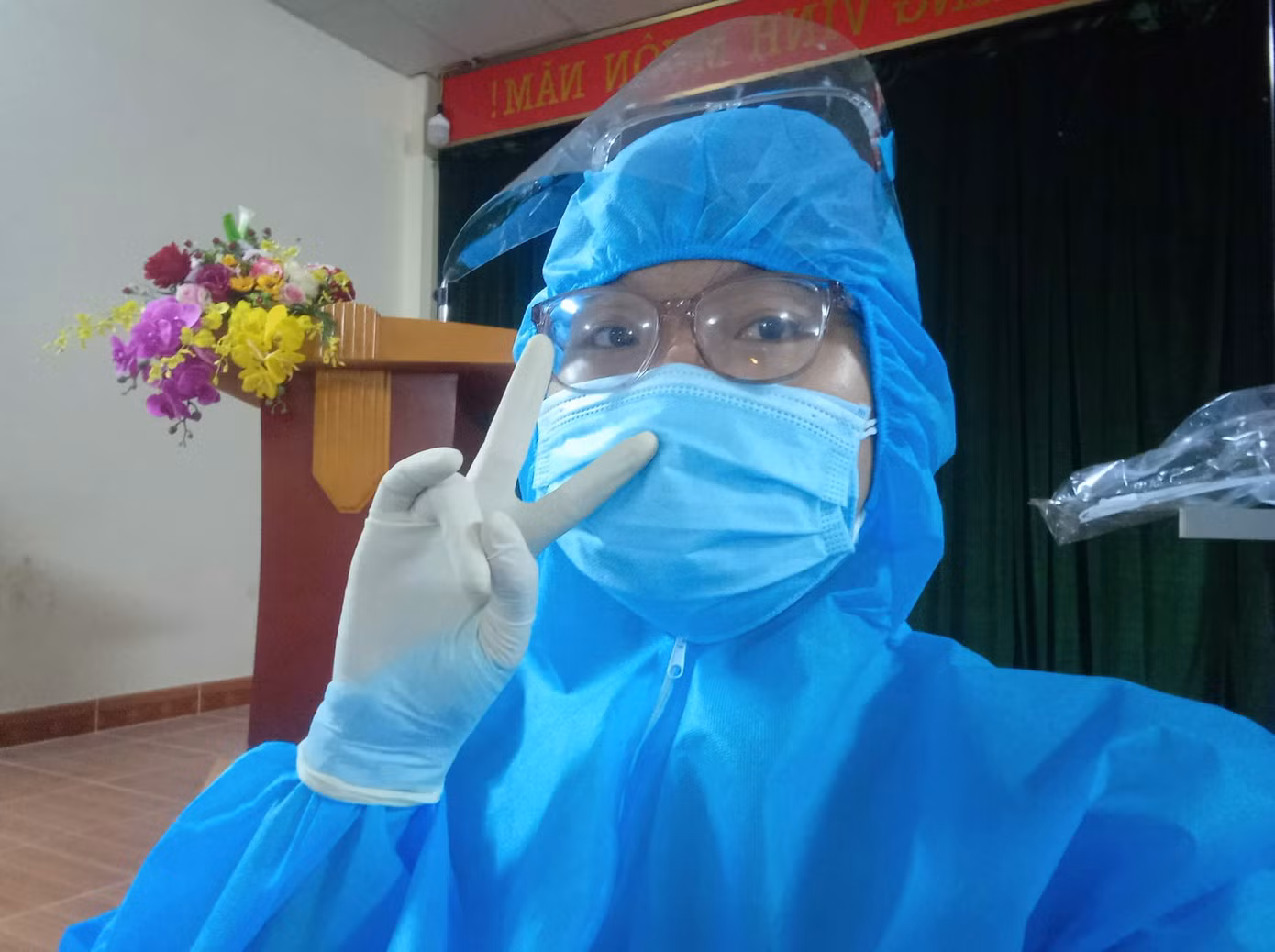 Cô nàng tích cực tham gia phòng chống COVID - 19 tại địa phương.
