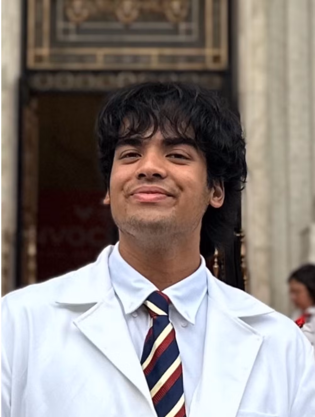 Jayden mặc áo blouse tại Lễ Trao Áo Trắng (White Coat Ceremony), tại trường đại học VinUni.