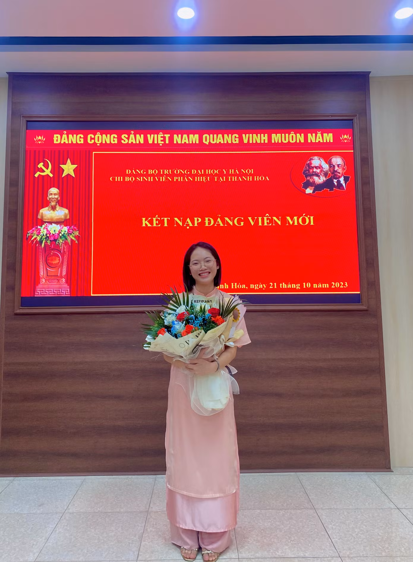Nguyệt được kết nạp vào hàng ngũ của Đảng Cộng sản Việt Nam tại Trường Đại học Y Hà Nội.