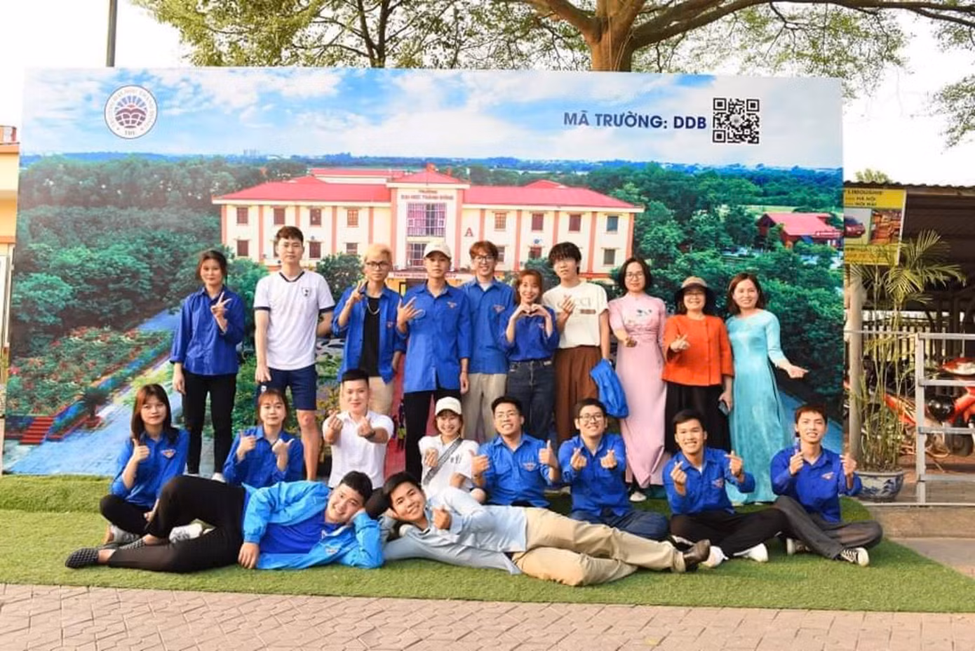 Văn Đức tham gia chương trình Một ngày làm sinh viên Trường Đại học Thành Đông.