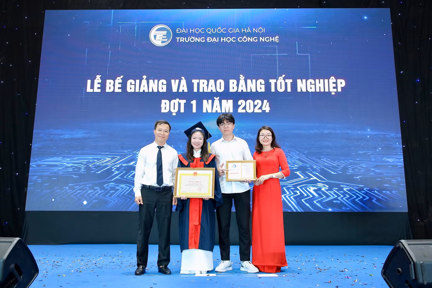 Trúc Linh cùng gia đình trong Lễ bế giảng và trao bằng tốt nghiệp.