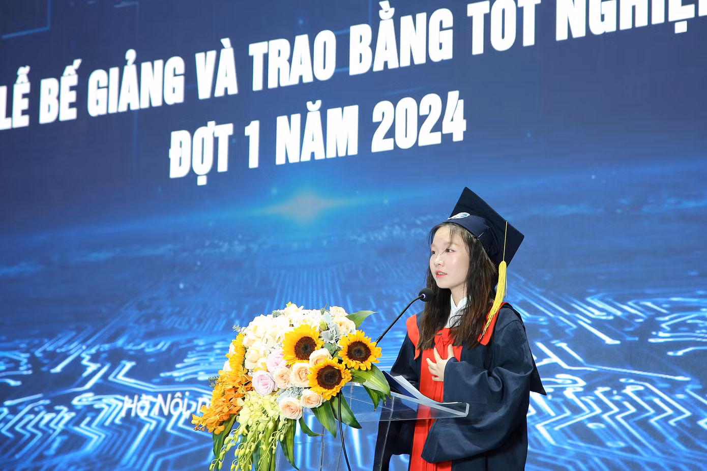 Trúc Linh đại diện cho hơn 700 người học phát biểu tri ân Nhà trường.