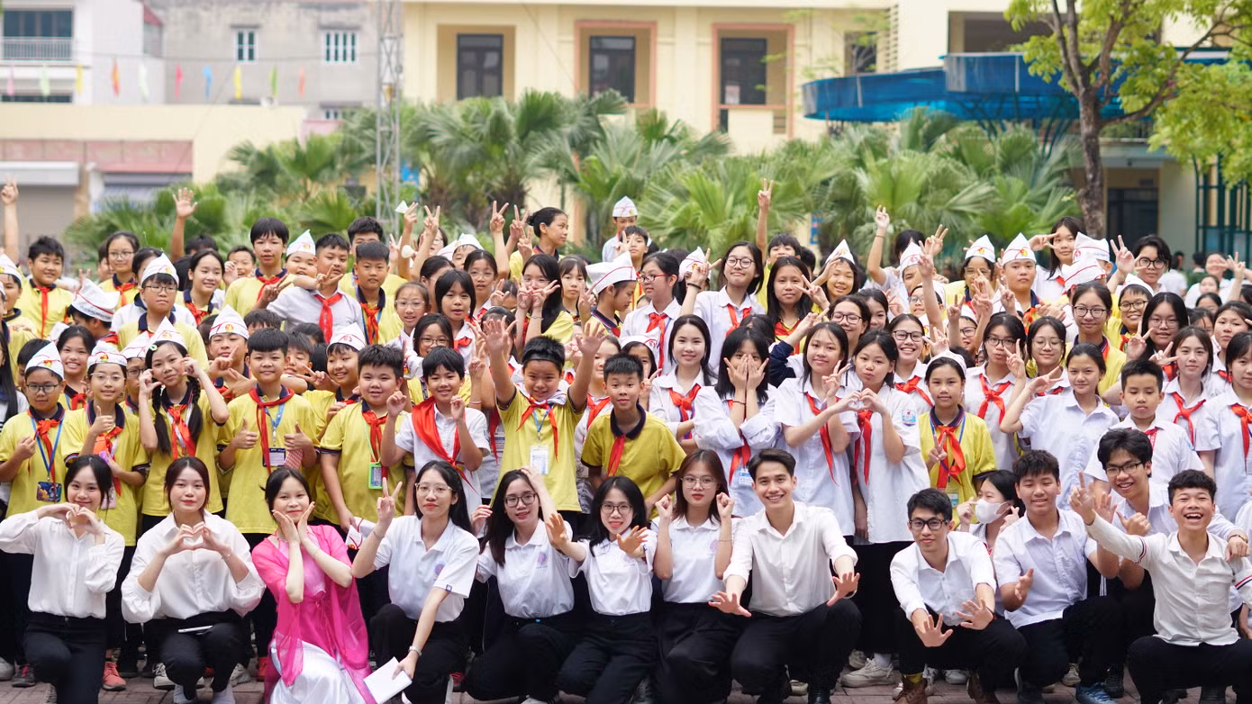 Học sinh Trường THCS Đan Phượng tham gia chương trình tuyên truyền pháp luật với chủ đề “Bảo vệ dữ liệu cá nhân trên không gian mạng” do Minh Hà và nhóm bạn tổ chức.