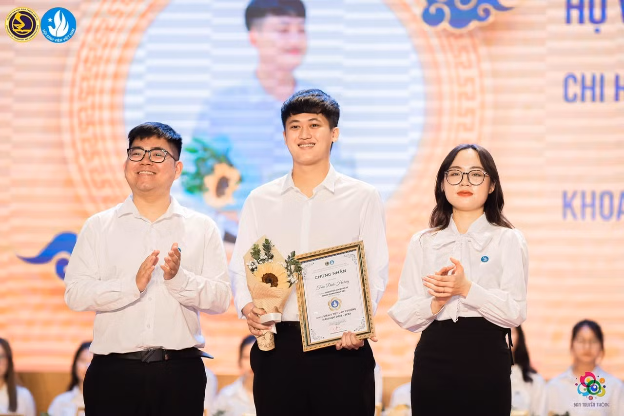 Trần Đình Hoàng nhận danh hiệu Sinh viên 5 Tốt.