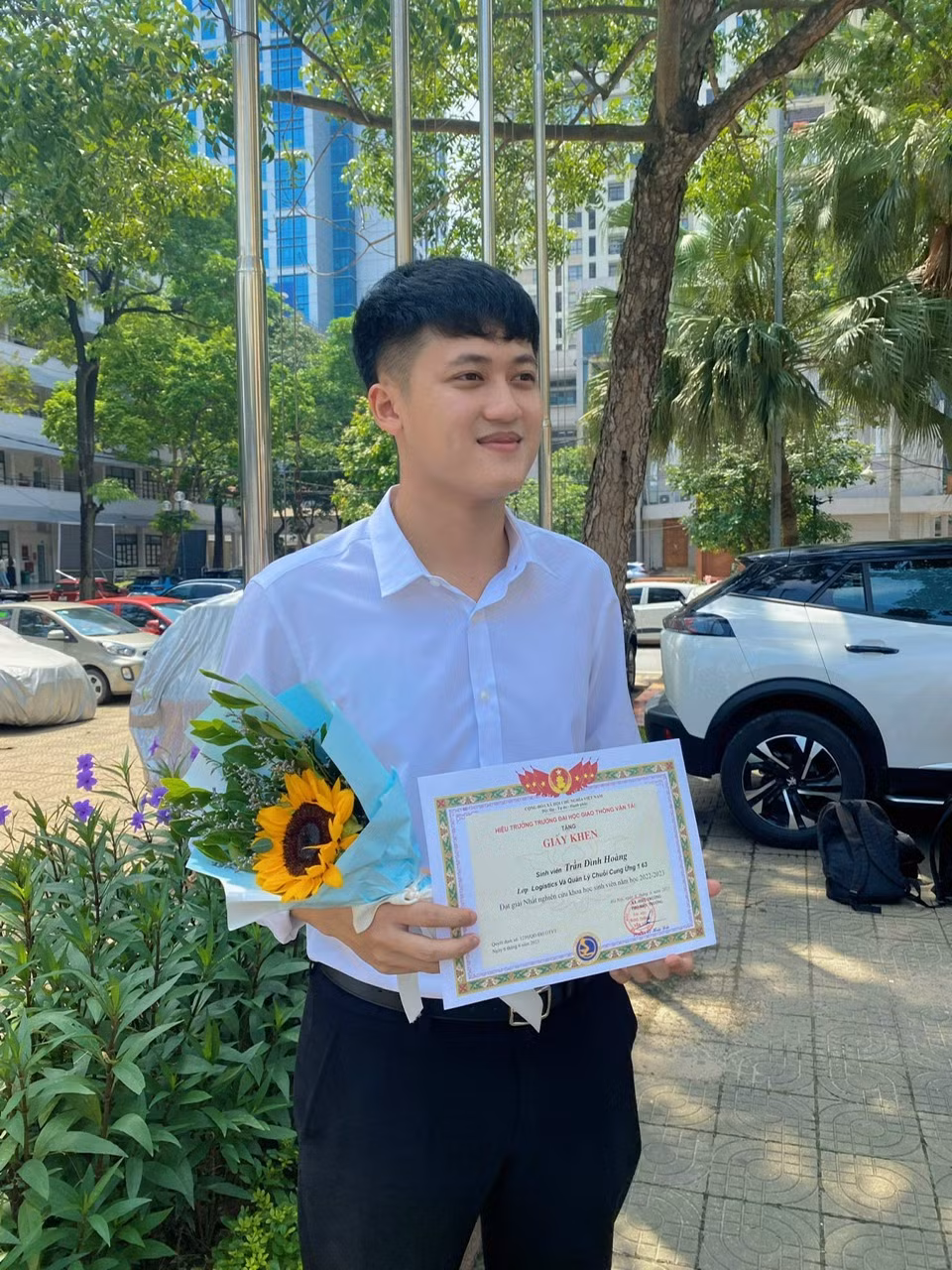 Trần Đình Hoàng nhận giấy khen Giải Nhất Nghiên cứu Khoa học sinh viên.