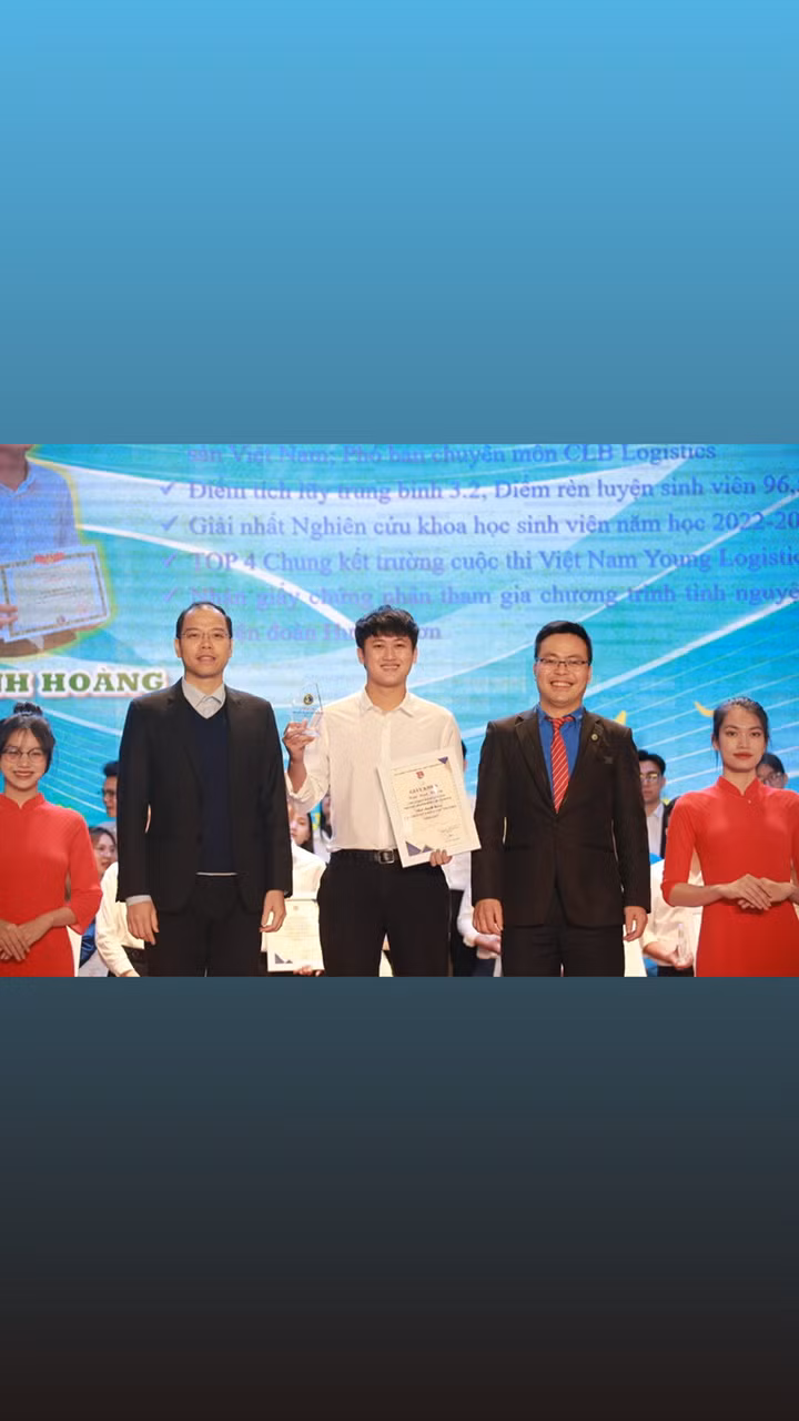Trần Đình Hoàng tại lễ trao Danh hiệu Gương mặt Sinh viên tiêu biểu.