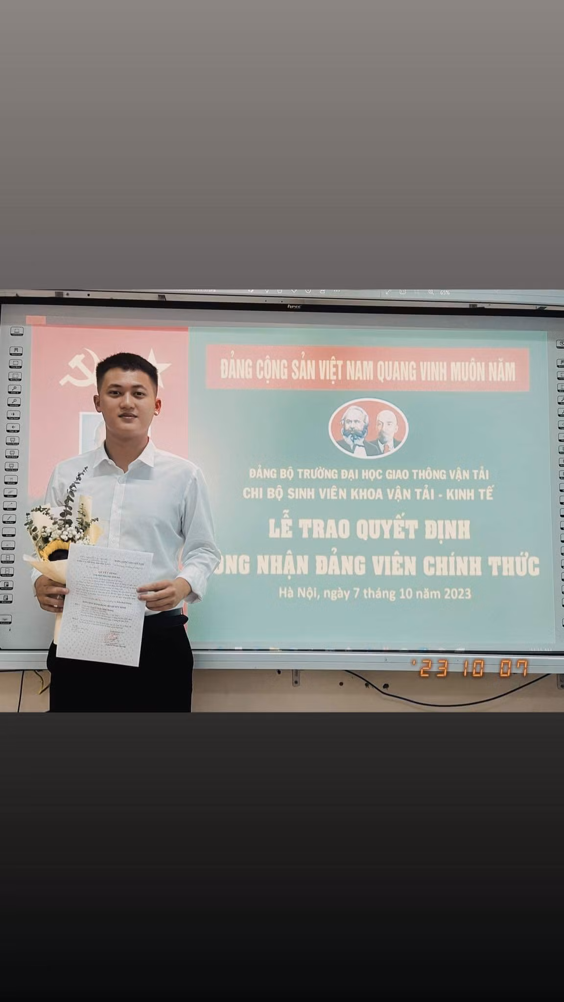 Trần Đình Hoàng tại buổi lễ trao quyết định Đảng viên chính thức.