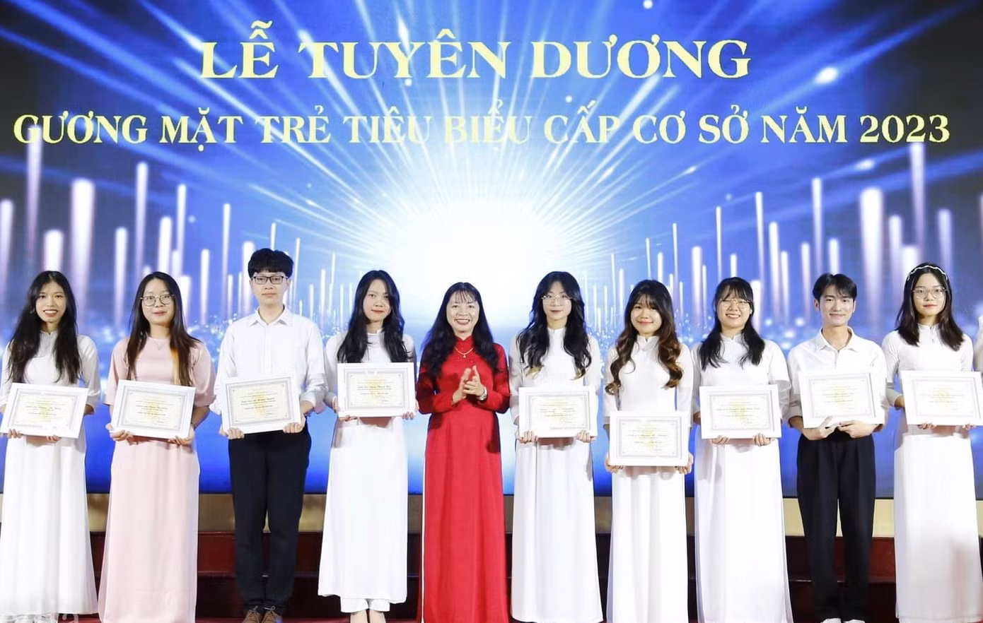 Xuân Việt nhận giấy khen "Gương mặt trẻ tiêu biểu" năm 2023.