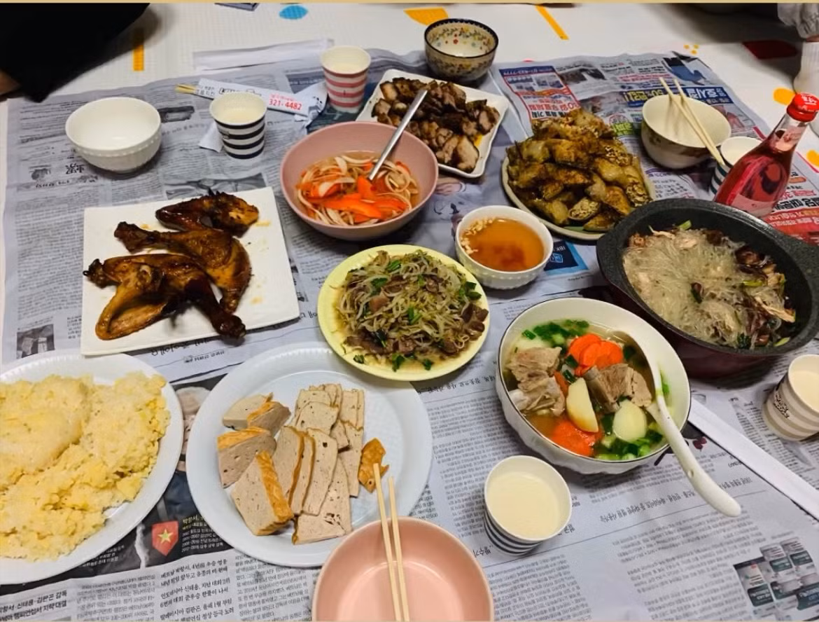 Những món ăn trong mâm cơm Tết Việt được Mai và bạn bè cùng chuẩn bị để vơi đi nỗi nhớ nhà.