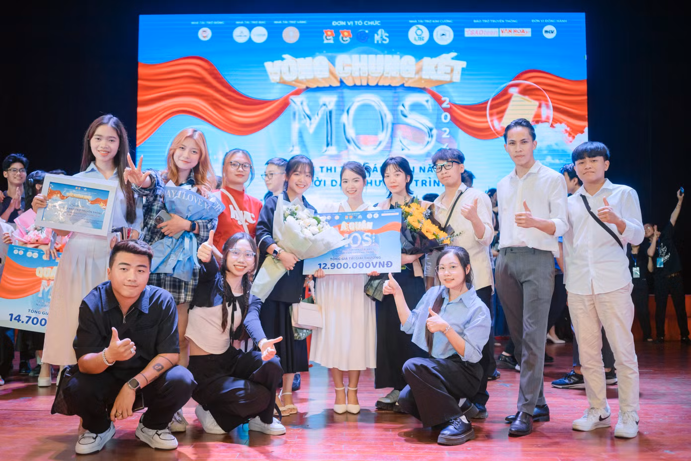 Hoa nhận được nhiều sự cổ vũ, động viên và yêu thương của mọi người trong cuộc thi.