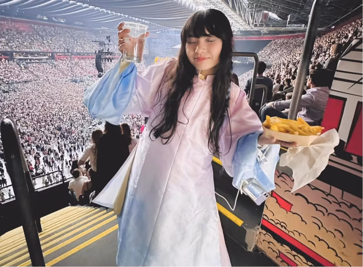 Bất chấp thời tiết giá lạnh, nhiều bạn vẫn lựa chọn mặc Việt phục tham gia concert âm nhạc trong nước và quốc tế (Ảnh: Facebook)