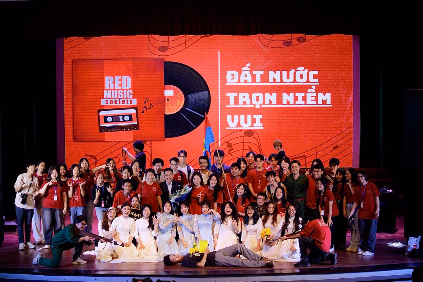 Khắc Minh (mặc vest, cầm hoa) và những người bạn đồng hành trên con đường lan tỏa các giá trị tốt đẹp về lịch sử dân tộc.
