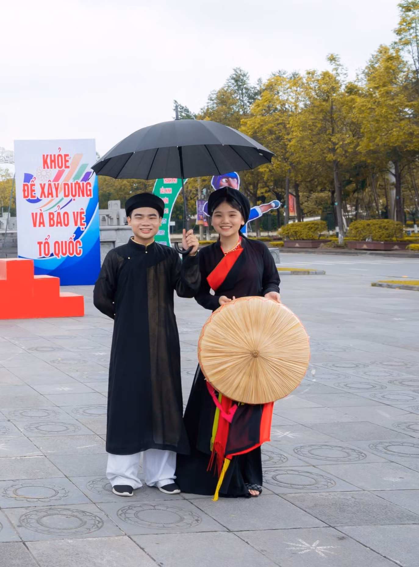 Quang Huy trong trang phục liền anh Quan họ.