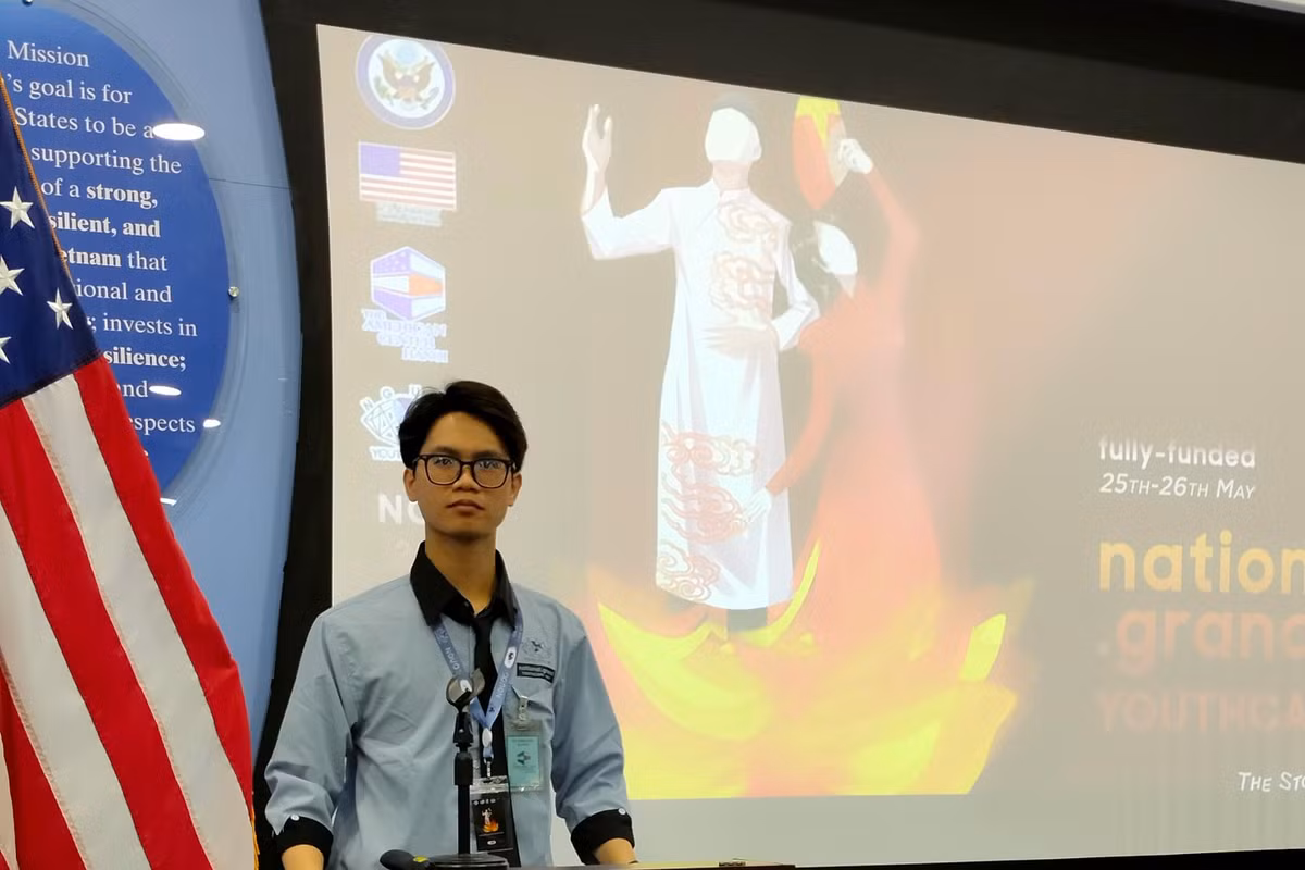 Huy chụp kỷ niệm tại Trung tâm Hoa Kỳ tại Hà Nội khi tham gia National Grand Youth Camp.