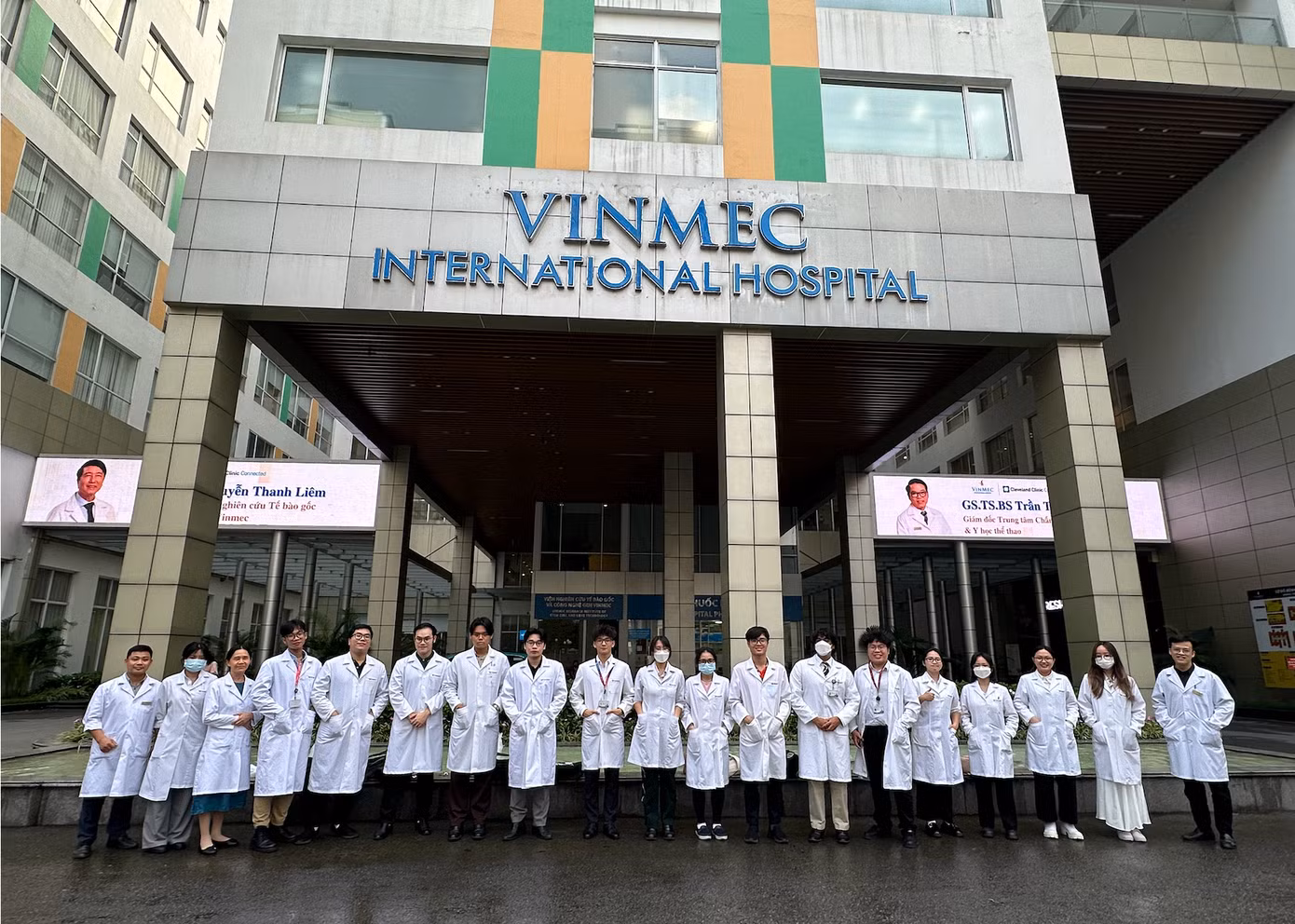 Jayden cùng các bạn khoá Y 2 Trường Đại Học VinUni đi quan sát tại bệnh viện VinMec Timescity Hà Nội.