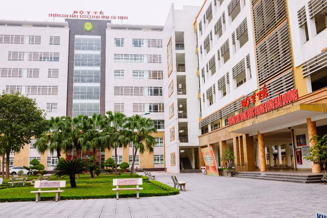 Một góc trường Dược ngày vắng sinh viên.