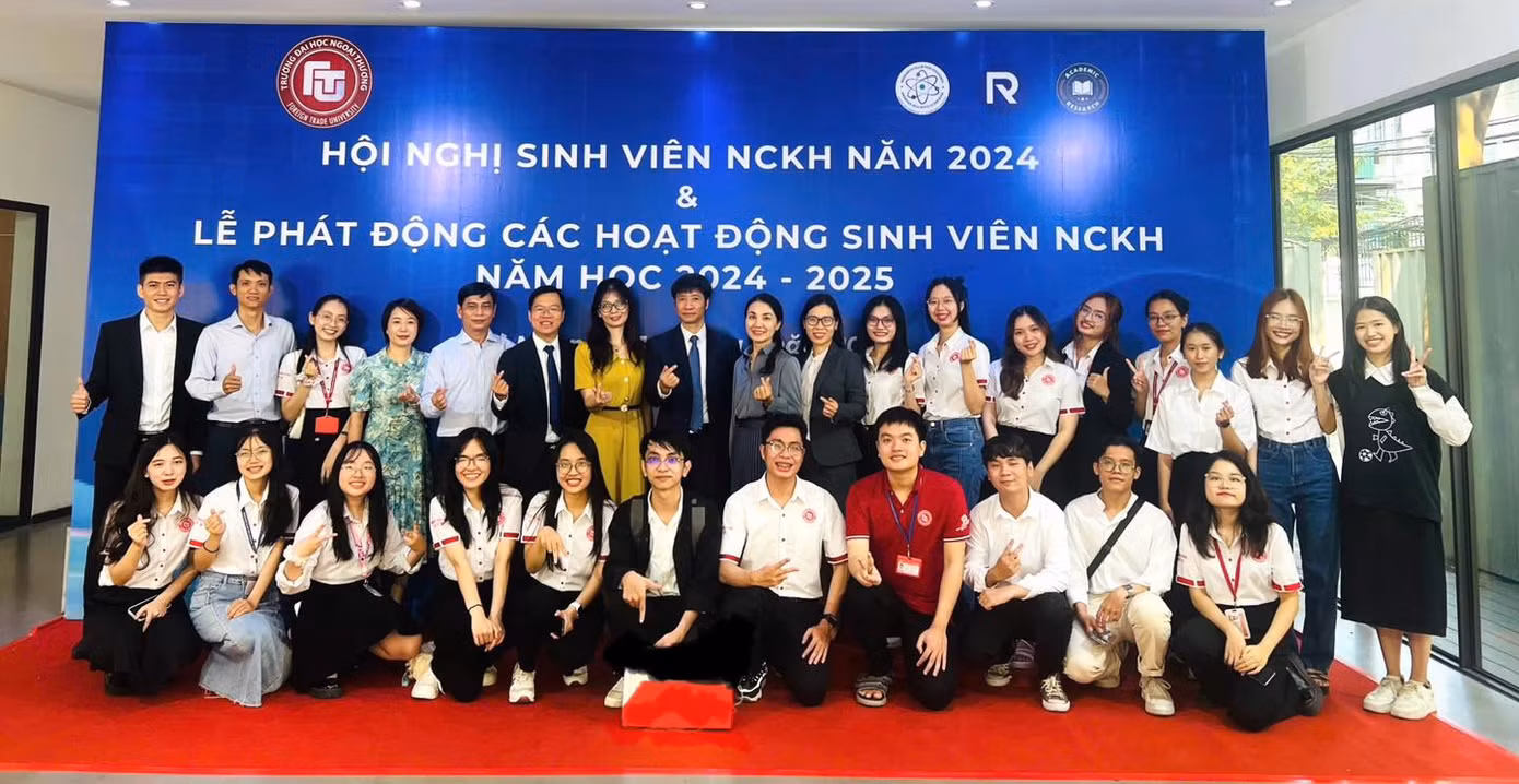 Tâm Trường cùng các bạn sinh viên nhận giải thưởng nghiên cứu khoa học.