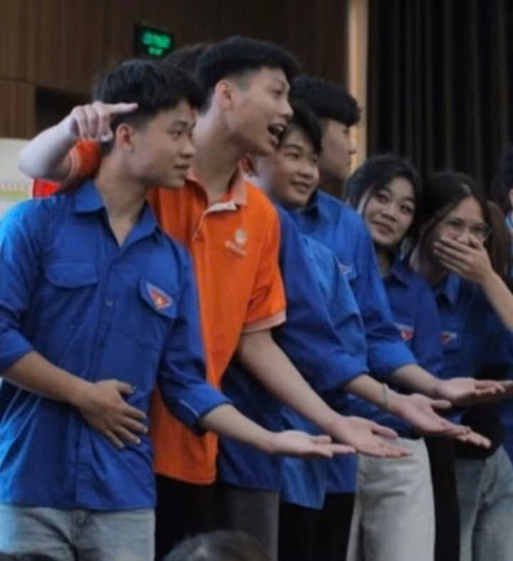 Cường tích cực tham gia các câu lạc bộ và hoạt động ngoại khóa.