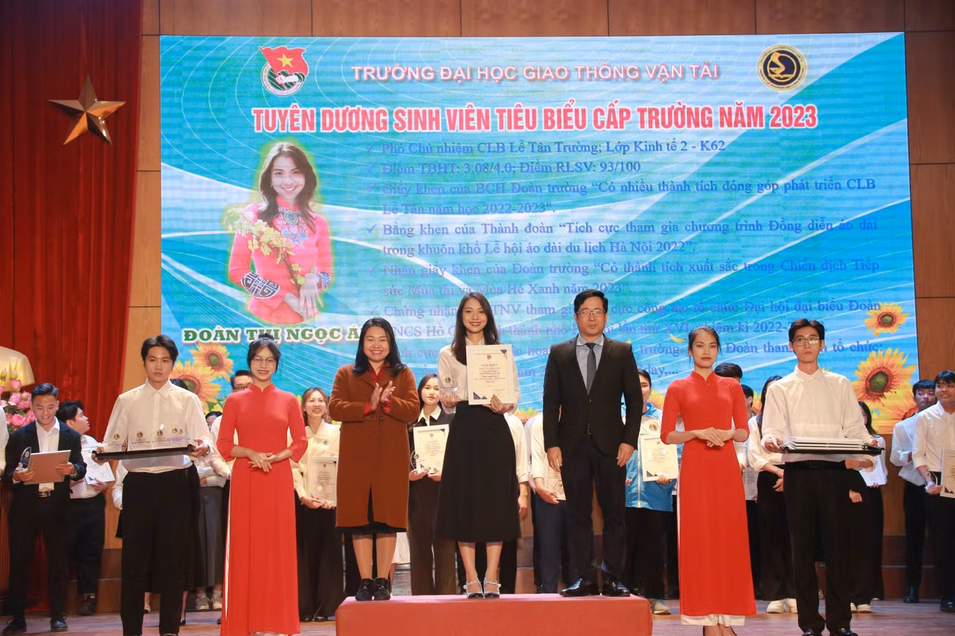 Ngọc Ánh tại Lễ trao danh hiệu Gương mặt sinh viên tiêu biểu.