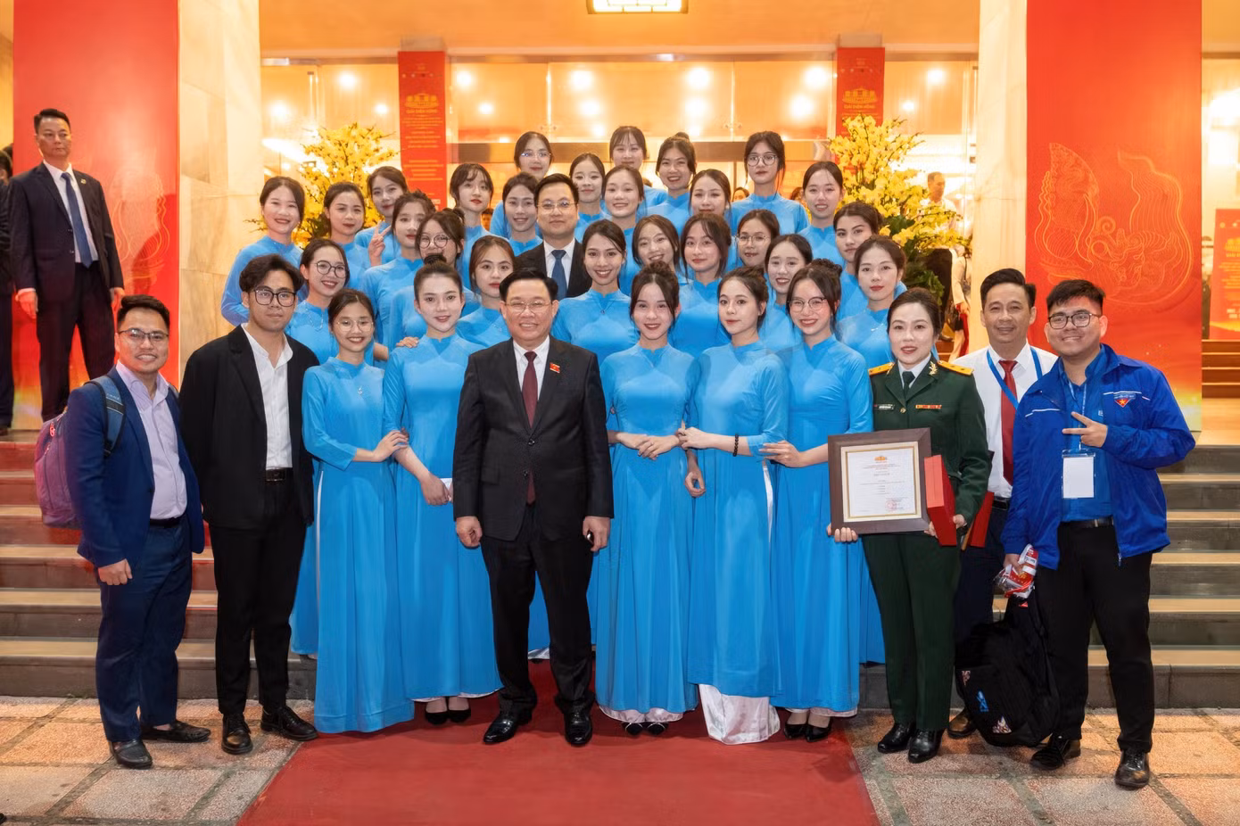 Ngọc Ánh vinh dự chụp ảnh cùng Chủ tịch Quốc hội Việt Nam Vương Đình Huệ.