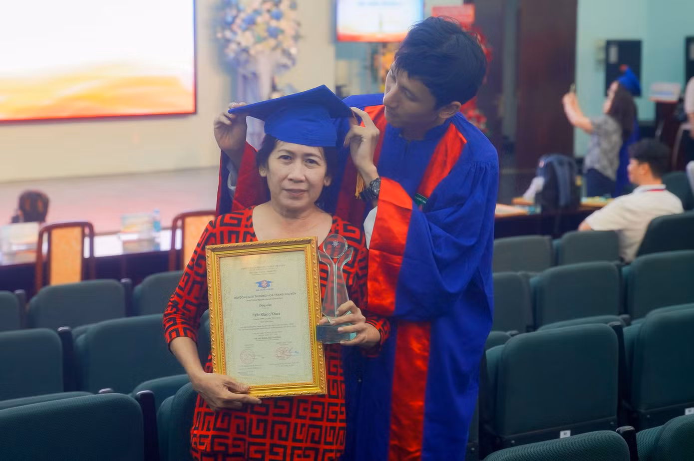 Khoa và mẹ tại buổi lễ trao giải Hoa Trạng Nguyên.