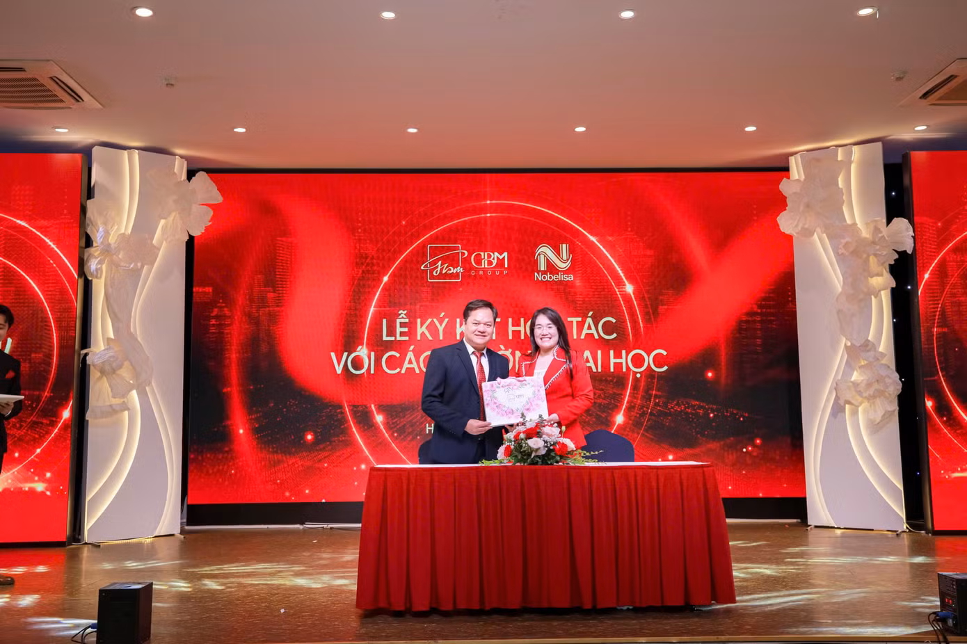 Bà Nguyễn Mến – Tổng Giám đốc GBM Group và ông Bùi Văn Bằng - Giám đốc Trung tâm Hỗ trợ Sinh viên và Quan hệ Doanh nghiệp - Trường Đại học Tài chính Quản trị Kinh doanh.