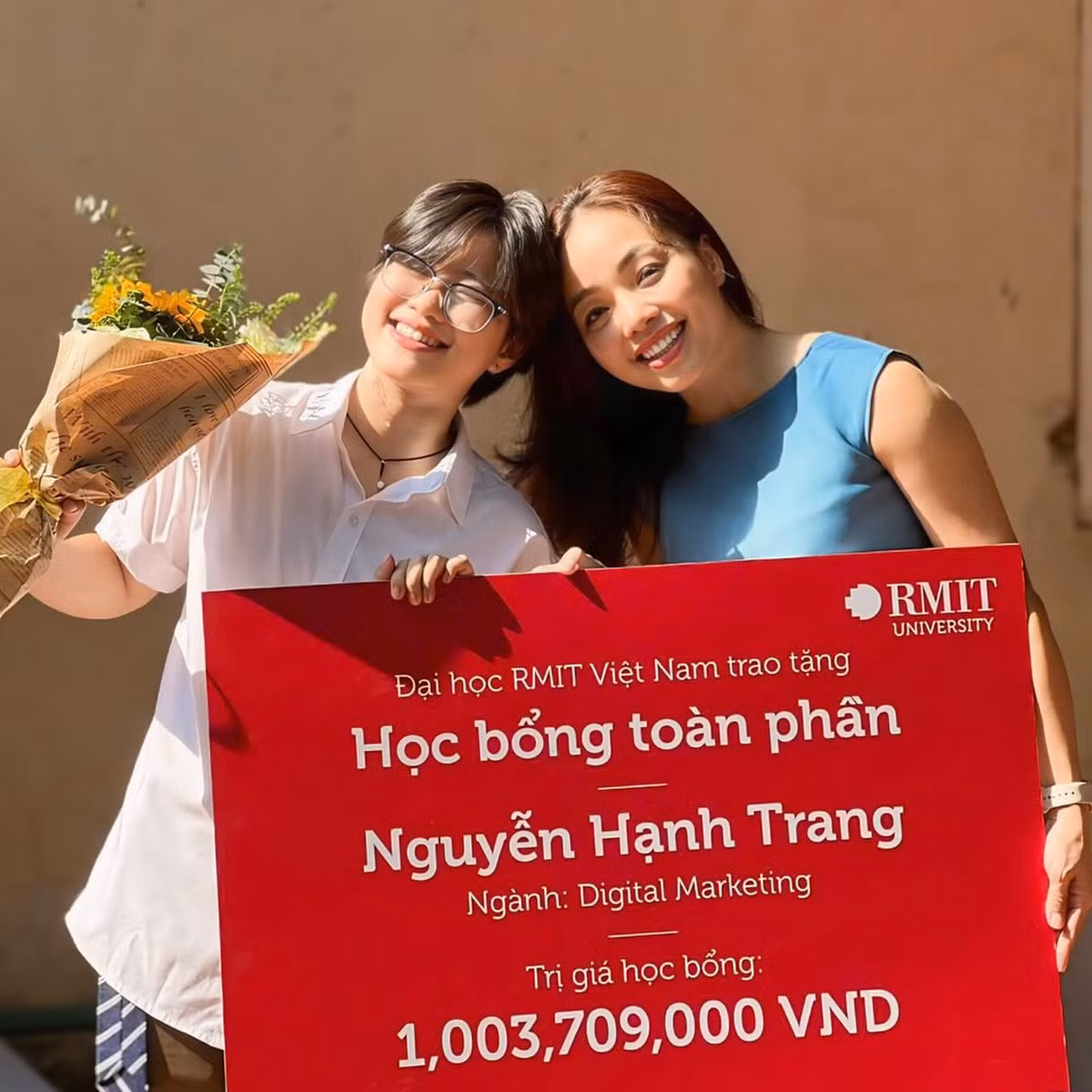 Hạnh Trang và mẹ nhận học bổng Hiệu trưởng RMIT 2024. Hạnh Trang và mẹ nhận học bổng Hiệu trưởng RMIT 2024.
