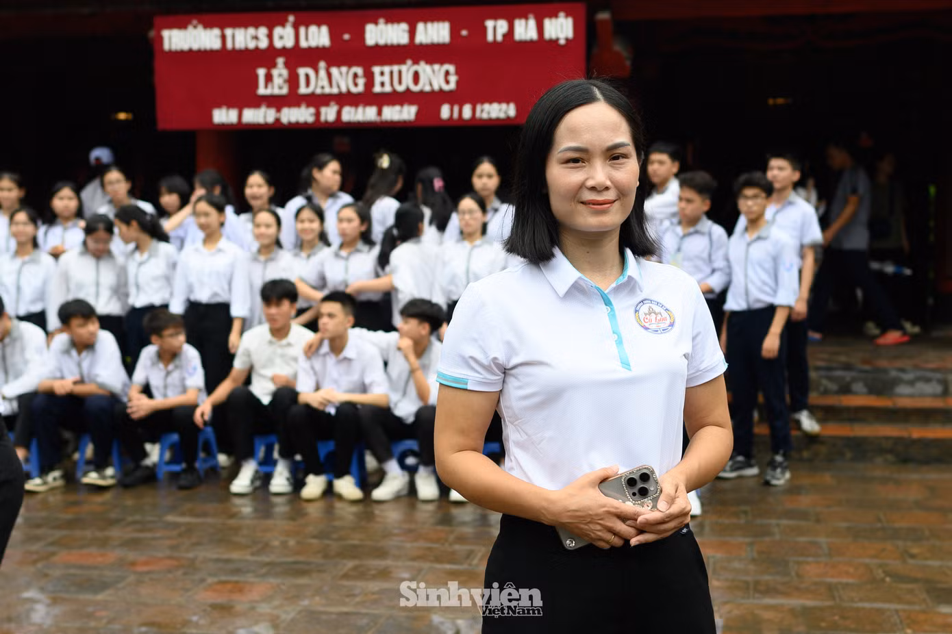 Cô Trần Thị Quyên - Phó Hiệu trưởng trường THCS Cổ Loa chia sẻ: "Trước kỳ thi, nhà trường thường đưa các em đến Văn Miếu dâng hương, một phần là để các em có tâm lý thoải mái, vui vẻ, sẵn sàng đón nhận kỳ thi sắp tới. Chúc tất cả các thí sinh bình tĩnh, tự tin, hoàn thành tốt nhất bài thi của mình, đặt chân được đến ngôi trường THPT mà các em mơ ước."