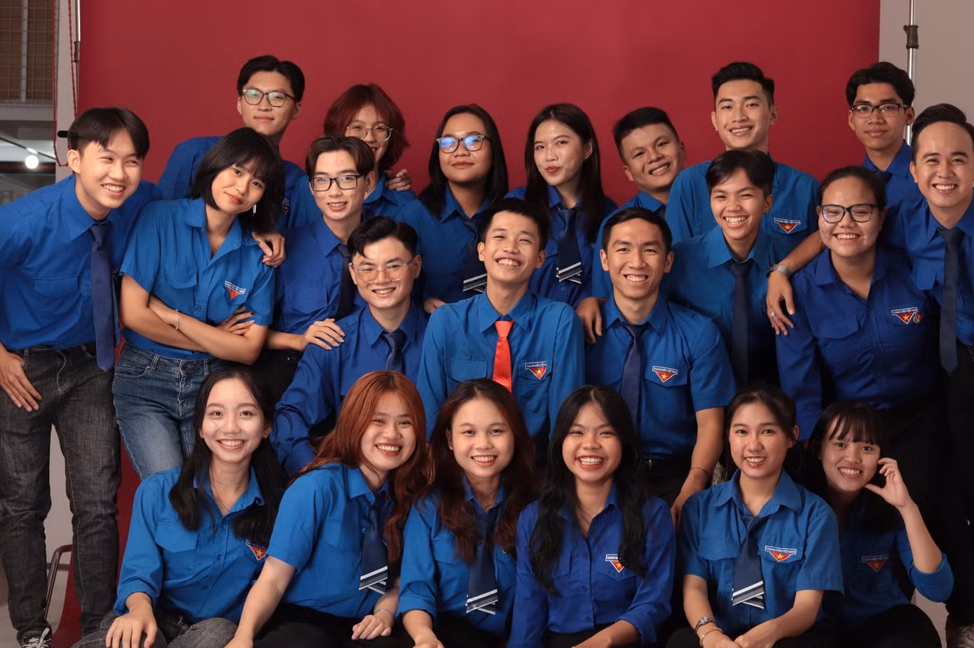Thủy Nguyên cùng các Đoàn viên trong khoa Du lịch.