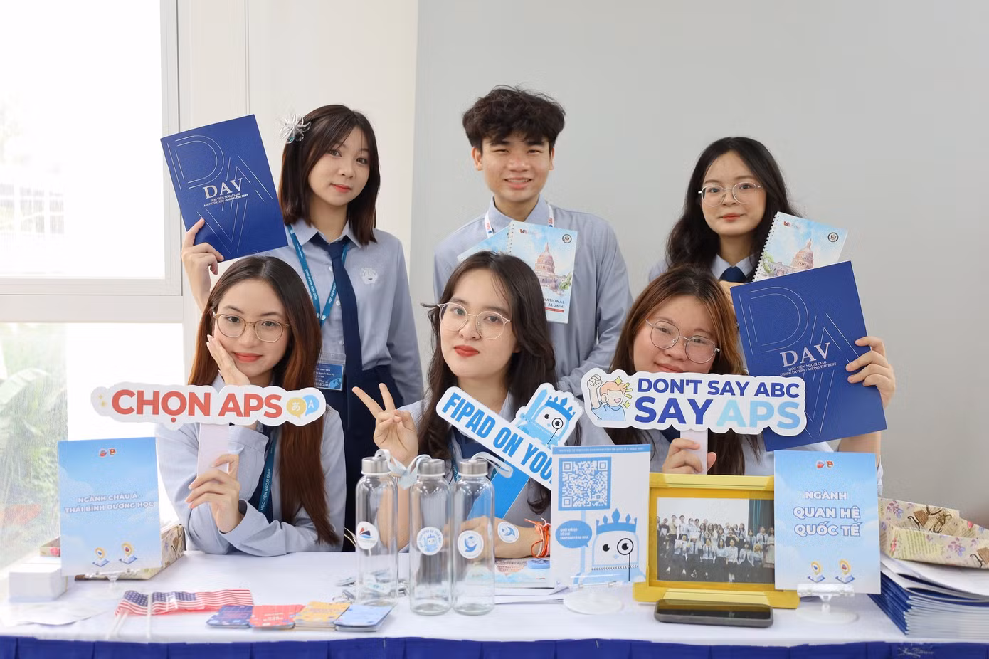 Quang Huy trong ngày hội Tư vấn Tuyển sinh 2024 của khoa Chính trị Quốc tế và Ngoại giao, Học viện Ngoại giao.