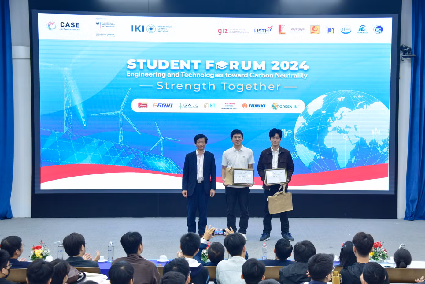 Anh đã xuất sắc giành giải Nhất tại Diễn đàn Sinh viên Nghiên cứu Khoa học Student Forum 2024.