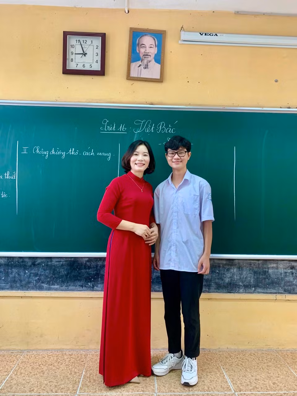 Văn Cường chụp ảnh cùng cô giáo.