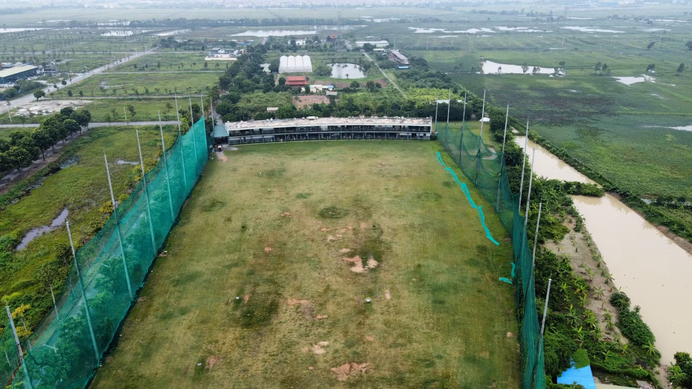 Theo tìm hiểu, dù là khu đất có chức năng công cộng nhưng năm 2022, Sở Kế hoạch đầu tư Hà Nội lại cấp giấy phép hoạt động kinh doanh sân tập golf tại đất ô đất A2.5-CCĐT01 cho Công ty CP golf Thanh Hà để sử dụng sai quy hoạch, sai mục đích sử dụng đất được phê duyệt.
