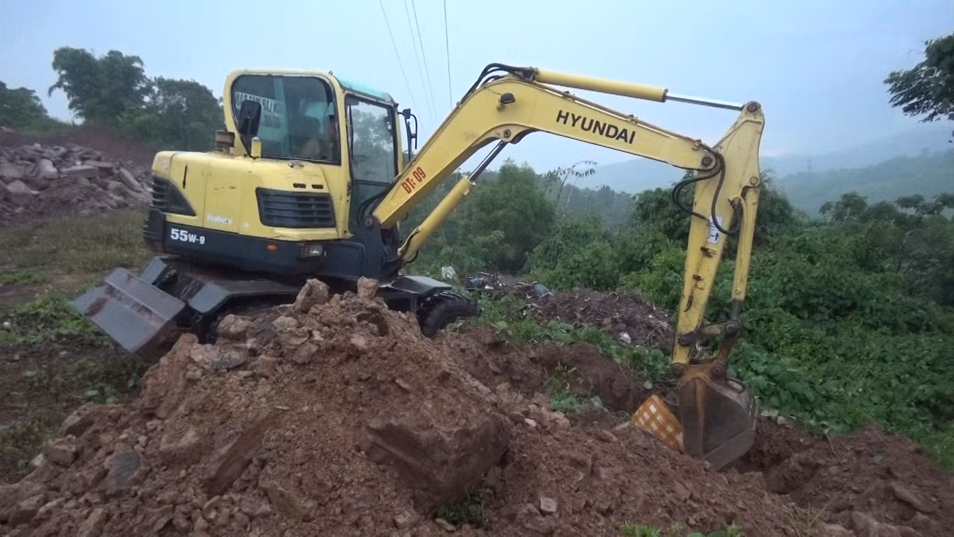 Lực lượng chức năng tiến hành tiêu hủy số xương, thịt lợn đông lạnh đã bốc mùi hôi thối theo quy định của pháp luật.. Ảnh: Mạnh Hùng. Lực lượng chức năng tiến hành tiêu hủy số xương, thịt lợn đông lạnh đã bốc mùi hôi thối theo quy định của pháp luật.. Ảnh: Mạnh Hùng.