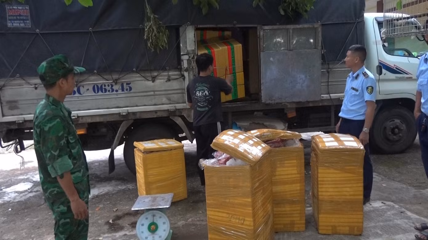 Gần 400kg xương, thịt lợn đông lạnh đã bốc mùi hôi thối bị lực lượng chức năng bắt giữ khi đang trên đường đi tiêu thụ. Ảnh: Mạnh Hùng. Gần 400kg xương, thịt lợn đông lạnh đã bốc mùi hôi thối bị lực lượng chức năng bắt giữ khi đang trên đường đi tiêu thụ. Ảnh: Mạnh Hùng.