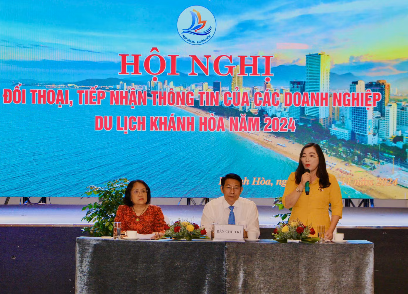 Ban điều hành hội nghị.