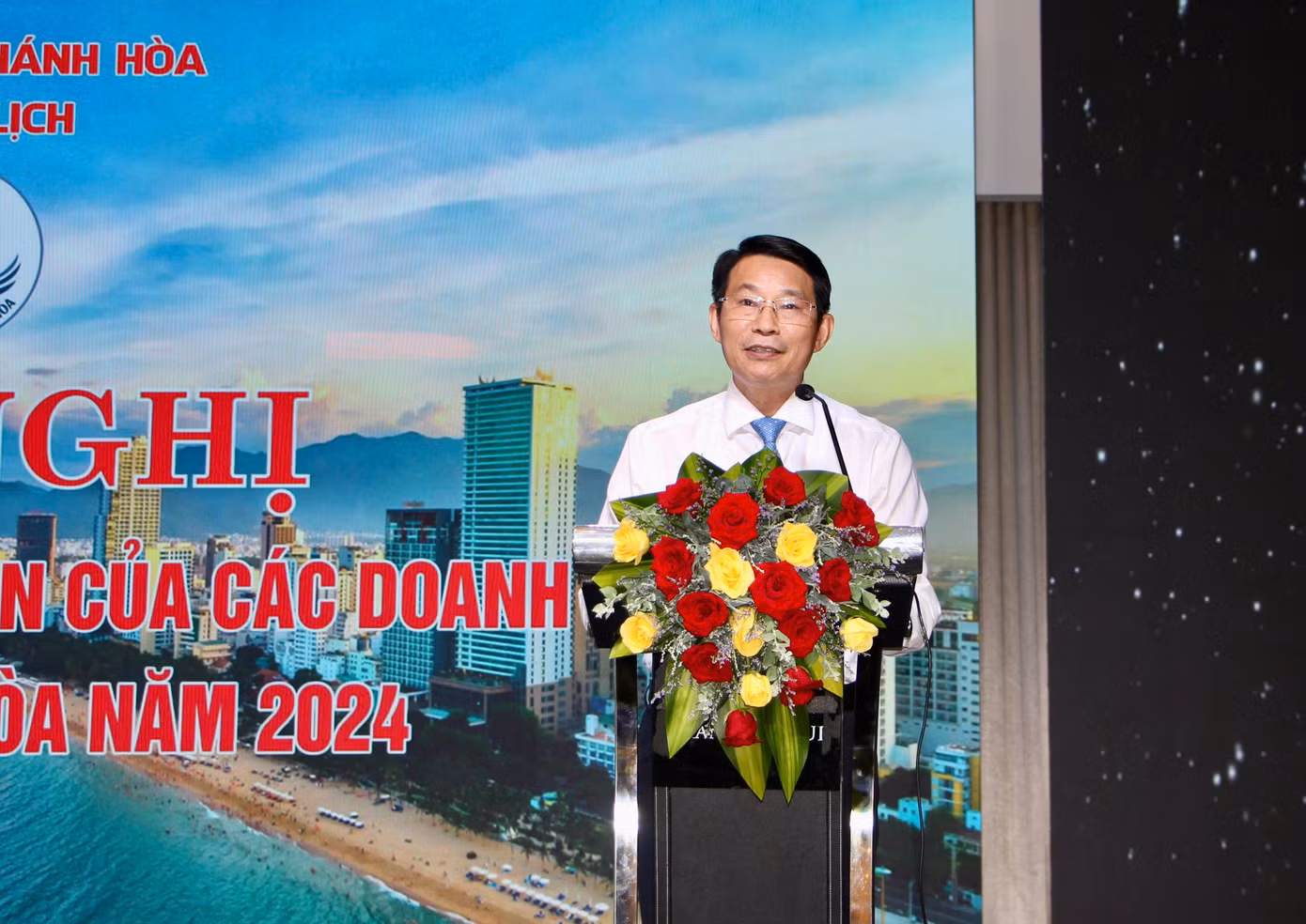 Ông Đinh Văn Thiệu - Phó Chủ tịch UBND tỉnh Khánh Hòa - phát biểu tại hội nghị.