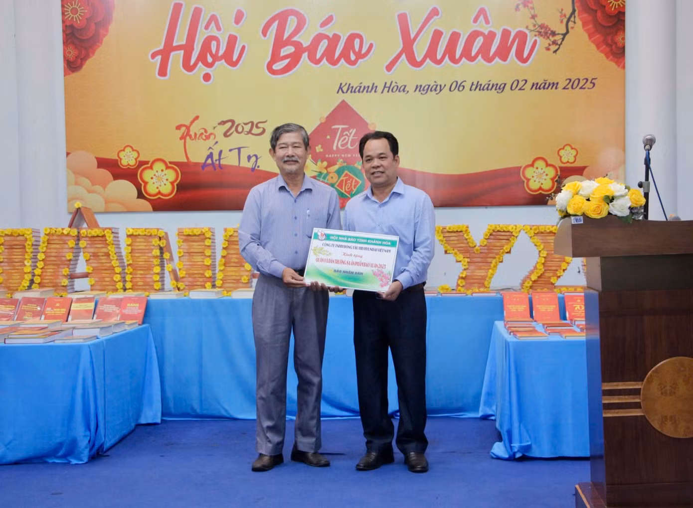 Các đơn vị trao tượng trưng ấn phẩm báo Xuân tặng đại diện quân, dân huyện Trường Sa.