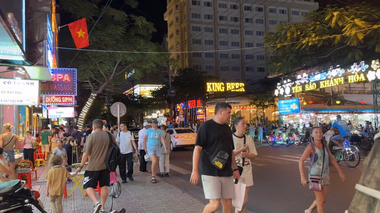 Sau 3 năm vắng bóng, phố Tây Nha Trang lại nhộn nhịp bởi một lượng lớn khách Nga đổ về để dạo phố, ngắm cảnh và mua sắm.