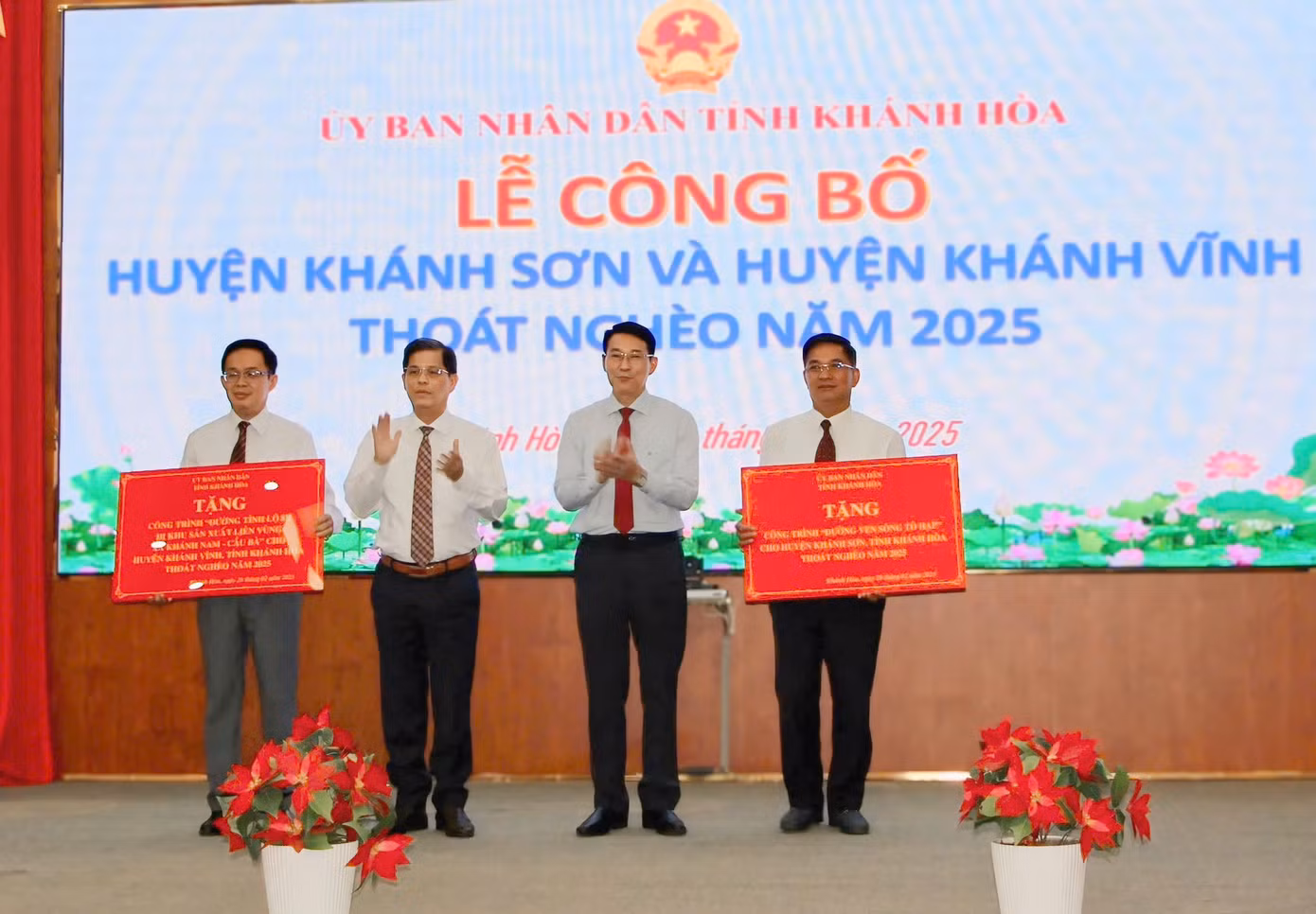Lãnh đạo tỉnh Khánh Hòa trao biểu trưng tặng công trình an sinh xã hội cho 2 huyện Khánh Sơn và Khánh Vĩnh.