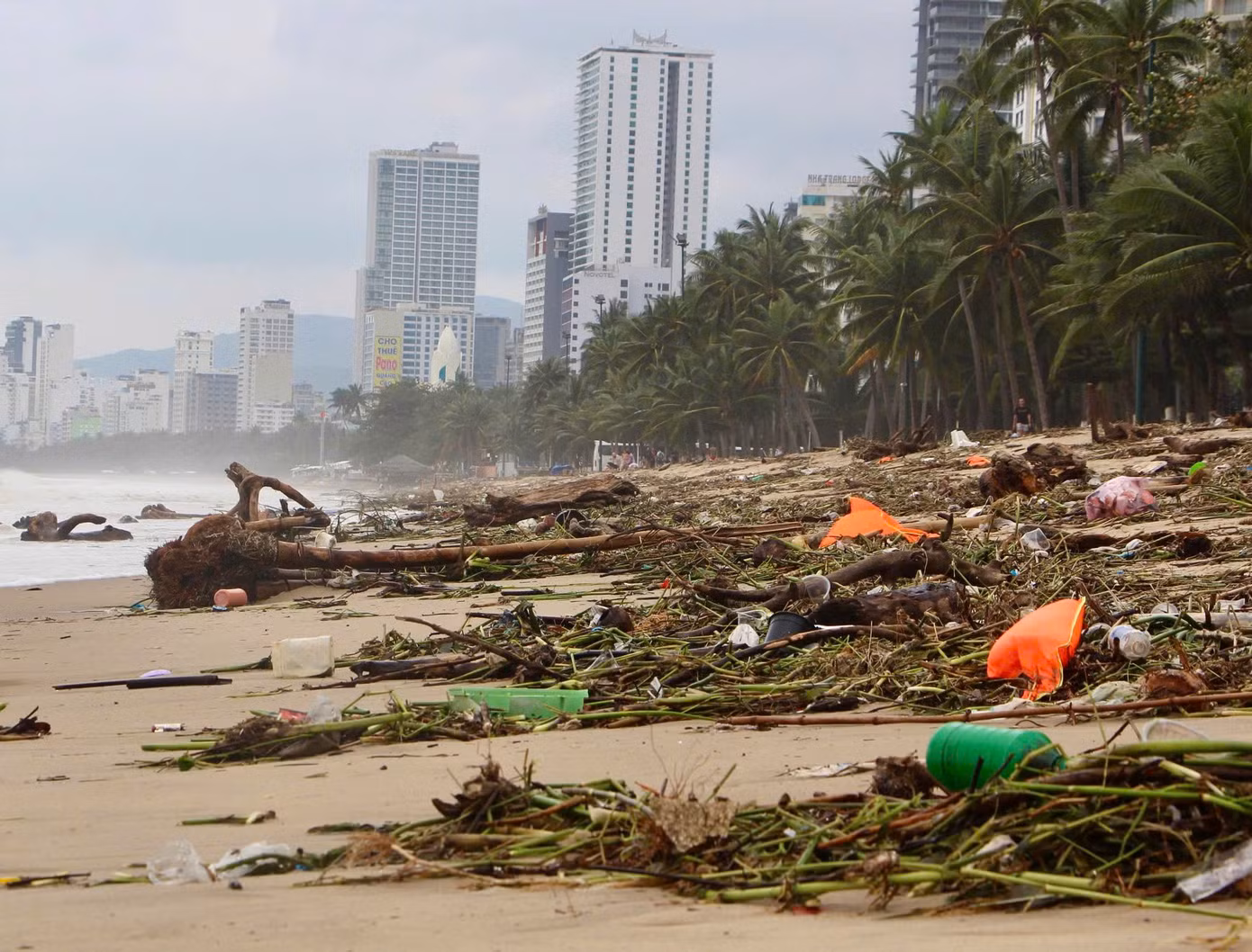 Rác dạt vào tràn ngập bờ biển Nha Trang.