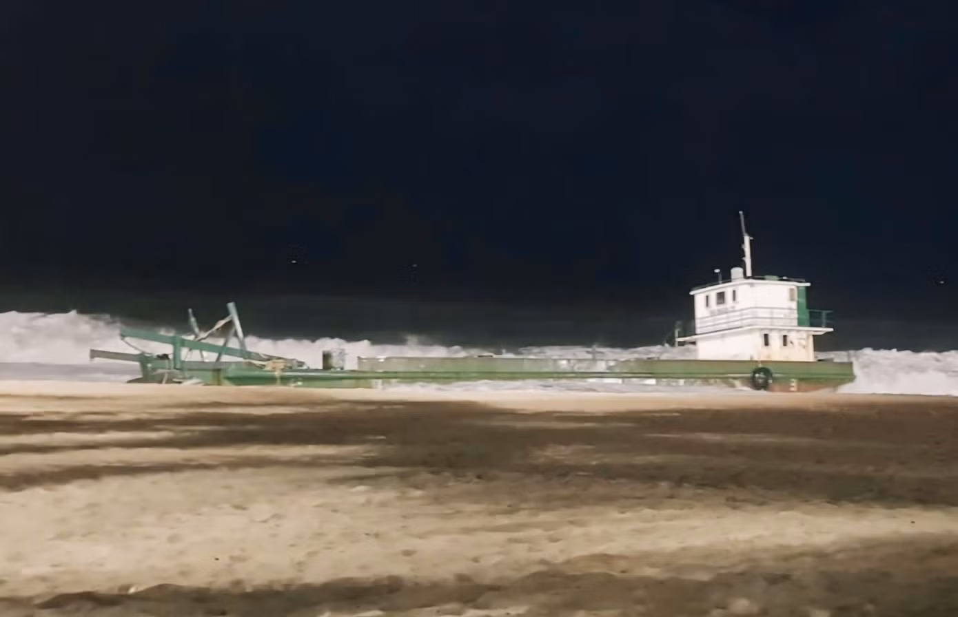 Sà lan mắc cạn tại bãi biển Nha Trang cuối năm 2019. Ảnh: X.H.