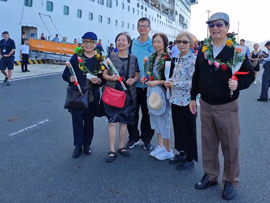 1.900 du khách đến từ nhiều quốc gia đến Khánh Hòa trên chuyến tàu biển mang tên Norwegian Spirit vào sáng 6/2.