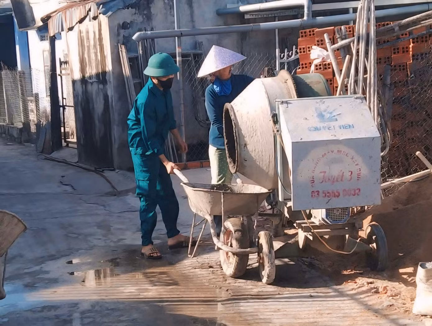 Theo Đoàn xã Vạn Phú, hoạt động này không chỉ giúp đỡ người dân có nơi ở ổn định mà còn là cách để giáo dục truyền thống tương thân tương ái, lá lành đùm lá rách cho thế hệ trẻ.