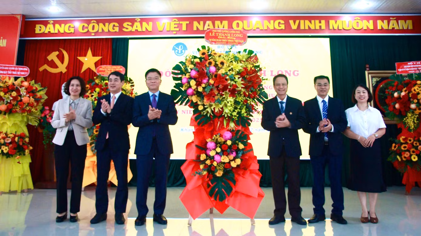 Phó Thủ tướng Lê Thành Long tặng hoa chúc mừng Viện Pasteur Nha Trang nhân dịp Kỷ niệm 70 năm Ngày Thầy thuốc Việt Nam.