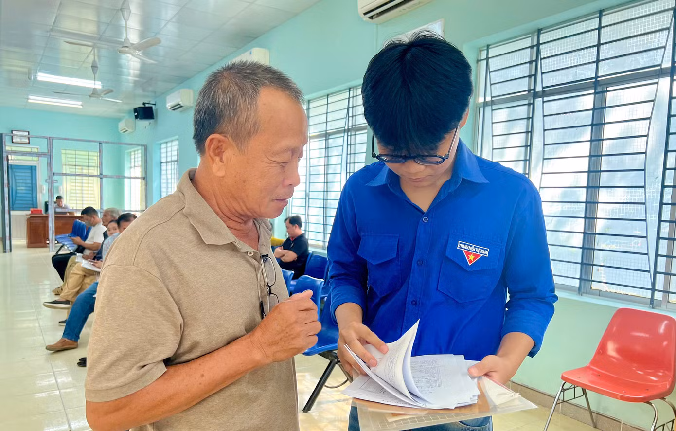 Sáng 8/7, ông Trần Lâm (66 tuổi, phường Cam Ranh, tỉnh Khánh Hòa) có mặt tại tại Trung tâm Phục vụ hành chính công phường Cam Ranh để làm thủ tục đăng ký và cấp giấy chứng nhận quyền sử dụng đất cho mảnh đất gia đình ông đang sinh sống.