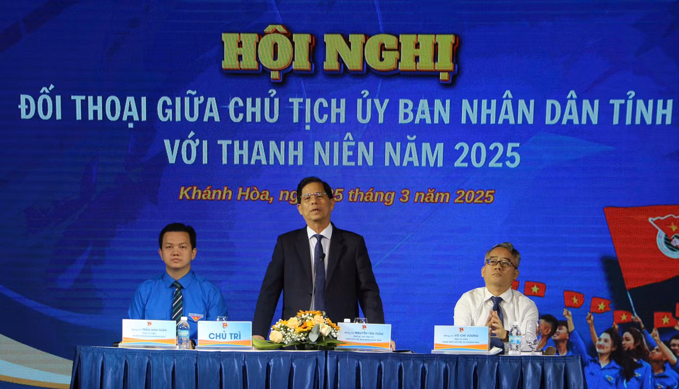 Ông Nguyễn Tấn Tuân - Chủ tịch UBND tỉnh Khánh Hòa (người đứng), chủ trì hội nghị đối thoại với thanh niên. Ông Nguyễn Tấn Tuân - Chủ tịch UBND tỉnh Khánh Hòa (người đứng), chủ trì hội nghị đối thoại với thanh niên.