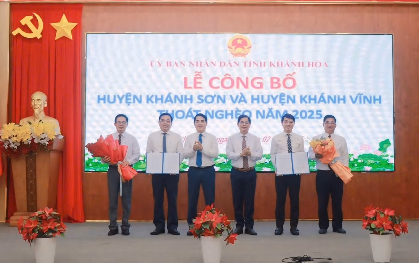 Lãnh đạo tỉnh Khánh Hòa trao quyết định của Thủ tướng Chính phủ cho đại diện hai huyện Khánh Sơn và Khánh Vĩnh.