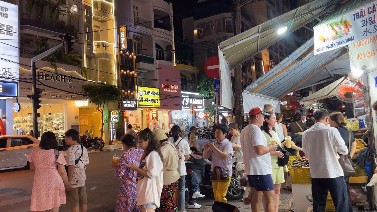 Khách Nga tại một cửa hàng trái cây trên đường Nguyễn Thiện Thuật, TP. Nha Trang.